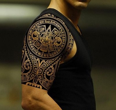  Tatouage maori, polynésien de l'épaule et du haut du bras avec le tiki
